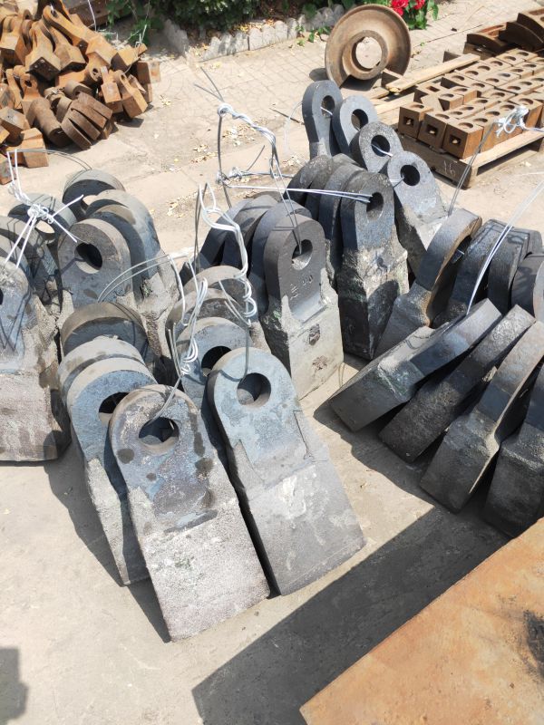 礦山石料制砂機高鉻合金方錘板凳鑄造件的關鍵作用與技術創新